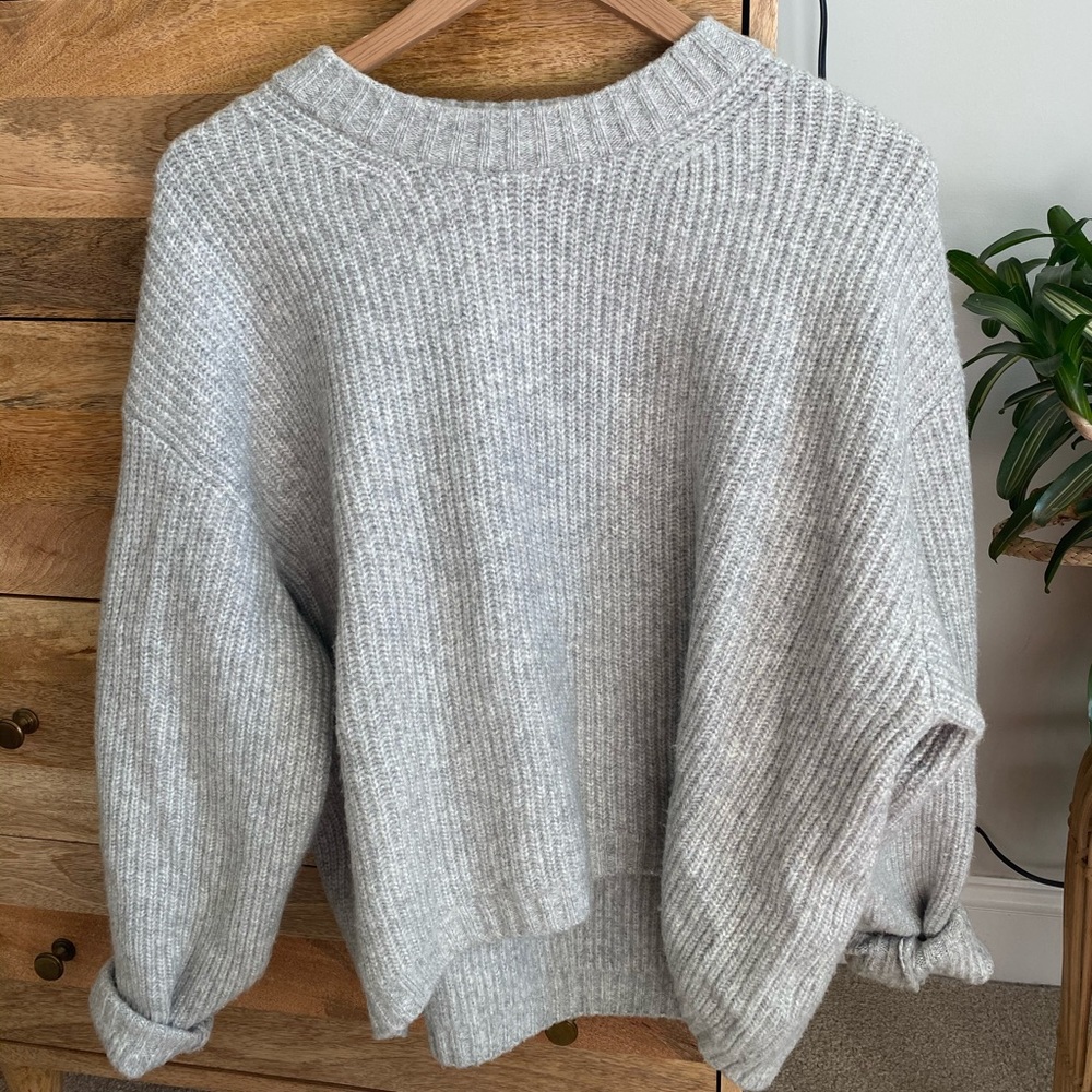 H&M GREY KNIT SWEATER